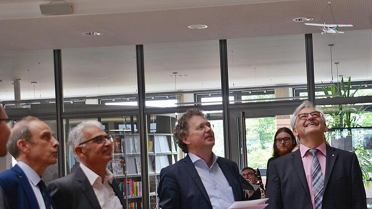 Das Geschenk kam aus der Luft und beinhaltete einen Rundflug über Bad Neustadt. Unser Bild zeigt von links: Prof. Dr. Jürgen Hartmann (Vizepräsident der FH Würzburg-Schweinfurt), Prof. Dr.-Ing. Bernhard Arndt (FH Würzburg-Schweinfurt) und Prof. Dr.-Ing. Ansgar Ackva (Institutsleiter TTZ-EMO). Hanns Friedrich