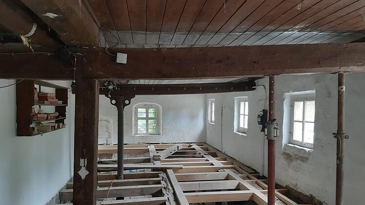 Der alte Mühlraum mit seinem Kriechgang, in dem die Öffnungen für die Mühlräder noch zu erkennen sind.