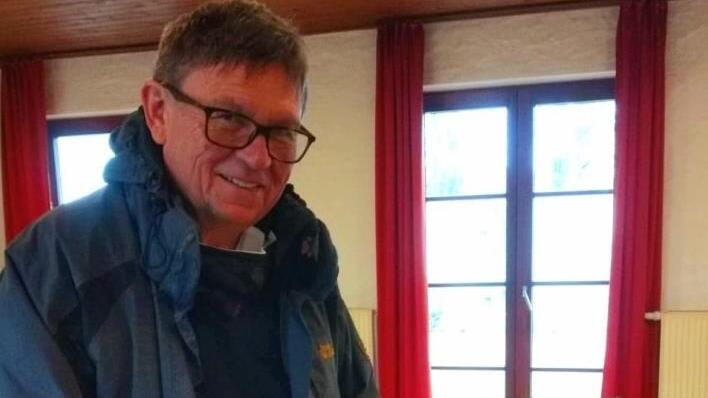 Pfarrer Hans-Friedrich Schäfer musste beim Adventskranz für die Christuskirche selbst Hand anlegen. "Es war hygienetechnisch nicht möglich, das von einem Freiwilligenteam machen zu lassen." Foto: privat