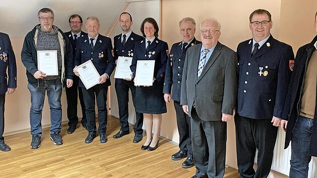 Vier Aktive der Feuerwehr Brauersdorf erhielten staatliche Ehrungen. Im Bild von links Wolfgang F&ouml;rtsch (1. Vorsitzender), Michael Ringlstetter (40 Jahre), KBM Klaus Dressel, R&uuml;diger Butz (40 Jahre), Markus Haderlein (25), Silvia L&ouml;ffler (25), KBR Joachim Ranzenberger, Bernd Steger (weiterer Landratsstellvertreter), Kommandant Stefan Scherbel und B&uuml;rgermeister Stefan Heinlein.