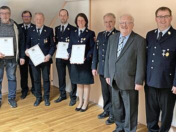 Vier Aktive der Feuerwehr Brauersdorf erhielten staatliche Ehrungen. Im Bild von links Wolfgang Förtsch (1. Vorsitzender), Michael Ringlstetter (40 Jahre), KBM Klaus Dressel, Rüdiger Butz (40 Jahre), Markus Haderlein (25), Silvia Löffler (25), KBR Joachim Ranzenberger, Bernd Steger (weiterer Landratsstellvertreter), Kommandant Stefan Scherbel und Bürgermeister Stefan Heinlein.