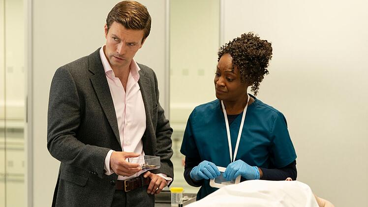 Bei seinem ersten Einsatz erhofft sich Inspector Thomas Lynley (Leo Suter) sachdienliche Informationen von Pathologin Maia Saunders (Rosalyn Wright).
