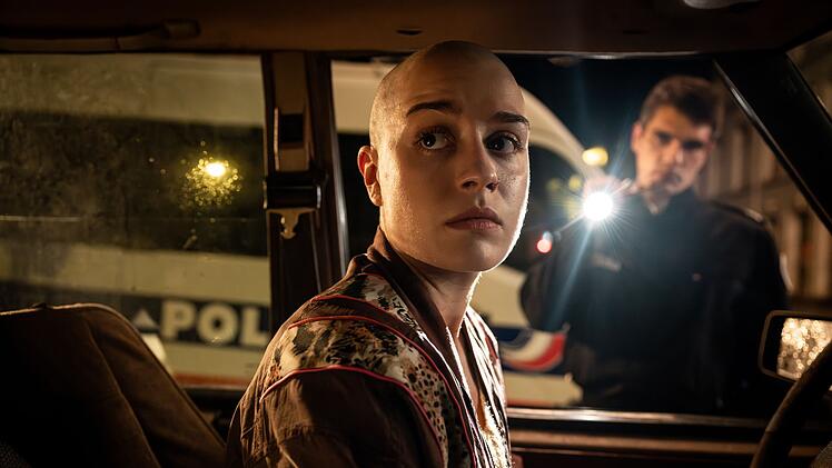 Anna (Emma Rotsaert) muss sich in Frankreich vor der Polizei rechtfertigen.