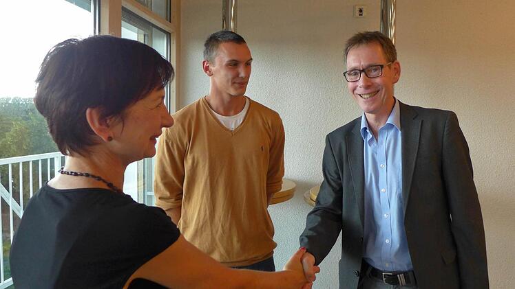 Krystian Bogus (nicht im Bild) und Lukasz Janik (Mitte), die beiden ersten polnischen Praktikanten, sollen sich im Landkreis Haßberge wohl fühlen. Darum kümmert sich im Auftrag des Landratsamtes Renate Ortloff und erhielt dafür den Dank von Unternehmer Andreas Baur.  Foto: Sabine Meißner