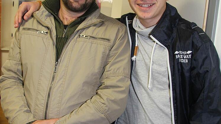 Papa Alhast Iljasov und Sohn Adam (14) fällt der Abschied nicht leicht. Foto: Sonja Adam