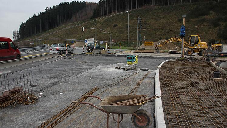 Der Brückenkopf der Bahnbrücke wird am Montag betoniert. Foto: Friedwald Schedel