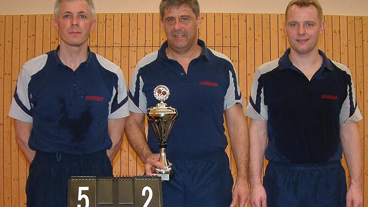 Die Herren des FC Betzenstein sicherten sich unter den Kreisliga-Teams den oberfränkischen Pokalsieg. Das Bild zeigt das erfolgreiche Trio mit, von links: Manfred Seibold, Wolfgang Zagel und Jürgen Heid.