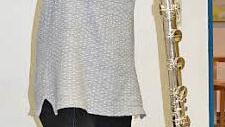 Kaum zu glauben: Auch das ist eine Querflöte. Sie ist rund zwei Meter hoch und ein Kontrabass. Gunda Schwen, Leiterin des Projektchores, baut das Instrument vor der Probe ganz vorsichtig zusammen.  Text/Foto: Hanns Friedrich