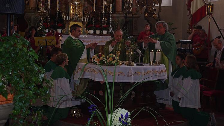 Pater G&uuml;nther Kames, Generalvikar Georg Kestel und Pater Waldemar Brysch (von links) zelebrierten den Fest-Gottesdienst am Sonntagvormittag. Foto: Heike Sch&uuml;lein