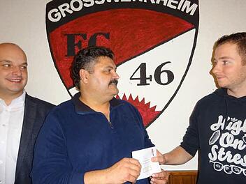 Eine Geldspende überreichte Sportreferent Georg Heymann (Mitte) an Dominik Härter (rechts) und Michael Kastl (links).  Foto: Anton Then