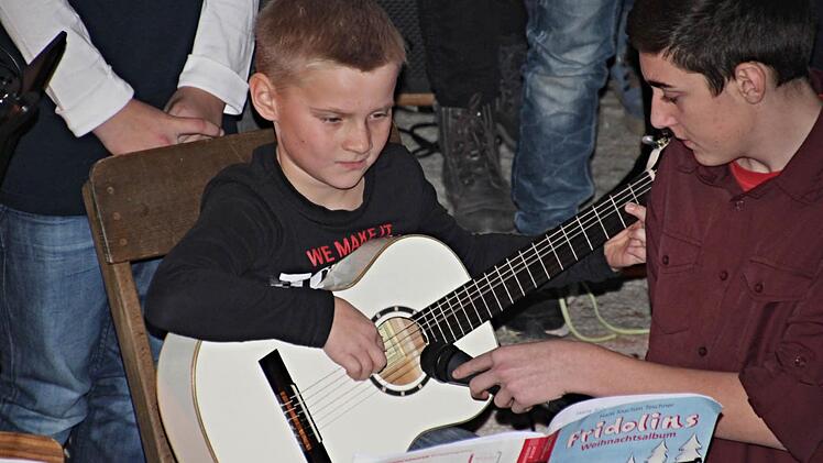 Sein Debüt als Solo-Gitarrist gab Jan Kaupert,