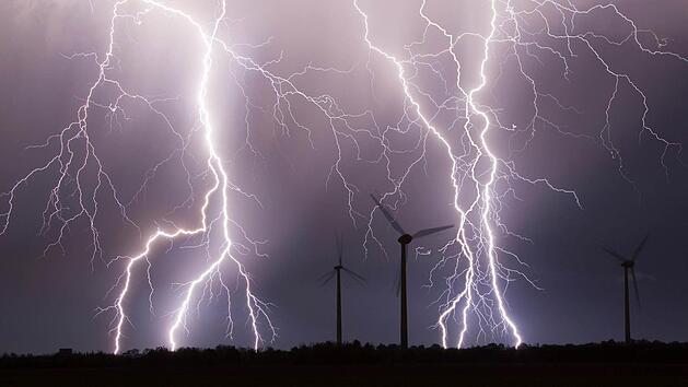 Der Deutsche Wetterdienst warnt f&uuml;r den Dienstag in Teilen Frankens vor starkem Gewitter. Symbolbild: Bernd M&auml;rz dpa/lsn