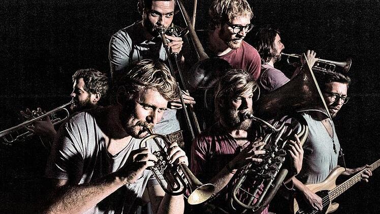 "LaBrassBanda" sorgen mir ihrem  Mix aus bayerischer Volksmusik mit Ska, Techno, Reggae und Brass für Stimmung. Foto:  Motion Kommunikationsgesellschaft