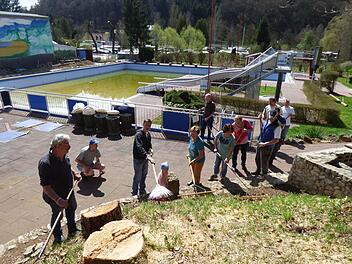 15 freiwillige Helfer  des Fördervereins Freibad Waischenfeld und der Wasserwacht Waischenfeld machen das Gelände für die Badesaison fit und  führen kleinere Reparaturen am Badgebäude durch. Foto: Thomas Weichert
