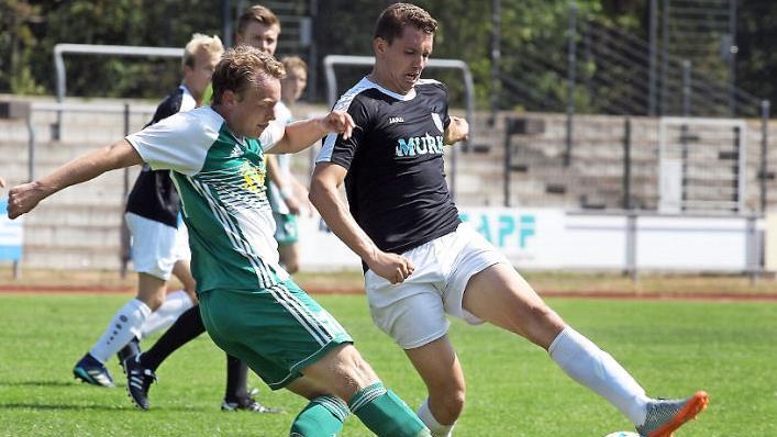 Patrick Görtler (r.), der den FC Eintracht bereits nach einer Viertelstunde in Führung brachte, im Zweikampf mit dem Mitterteicher Daniel Cavelius. Foto: sportpress