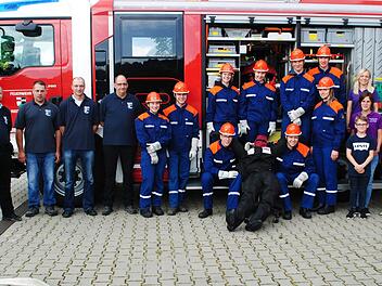 Durch eine 500-Euro-Spende vom Hand in Hand Basar Oberbach wurde die Anschaffung der Übungspuppe "RuthLee" für die Riedenberger Jugendfeuerwehr erst möglich gemacht. Übergeben wurde die Spende von (von rechts) Sabrina Heck, Silke Lieb und Heidi Weigand. Mit den Jugendlichen freuten sich auch deren Ausbilder (von links) Johannes Wolf,  Markus Hildmann, Roland Weigand und Ralf Hergenröder. Foto: Evelyn Schneider