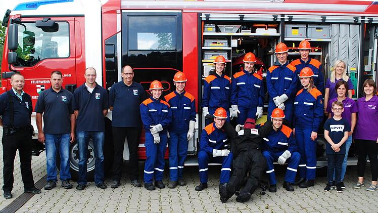 Durch eine 500-Euro-Spende vom Hand in Hand Basar Oberbach wurde die Anschaffung der Übungspuppe "RuthLee" für die Riedenberger Jugendfeuerwehr erst möglich gemacht. Übergeben wurde die Spende von (von rechts) Sabrina Heck, Silke Lieb und Heidi Weigand. Mit den Jugendlichen freuten sich auch deren Ausbilder (von links) Johannes Wolf,  Markus Hildmann, Roland Weigand und Ralf Hergenröder. Foto: Evelyn Schneider