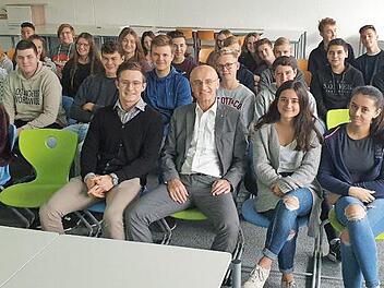 Landrat Wilhelm Schneider (vorne, Mitte) genoss es sichtlich, wieder einmal auf der Schulbank und zwischen Schülern zu sitzen. Foto: Günther Geiling