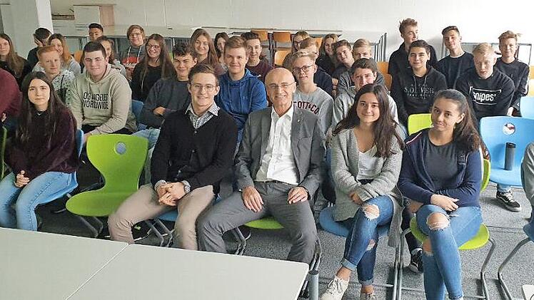 Landrat Wilhelm Schneider (vorne, Mitte) genoss es sichtlich, wieder einmal auf der Schulbank und zwischen Schülern zu sitzen. Foto: Günther Geiling