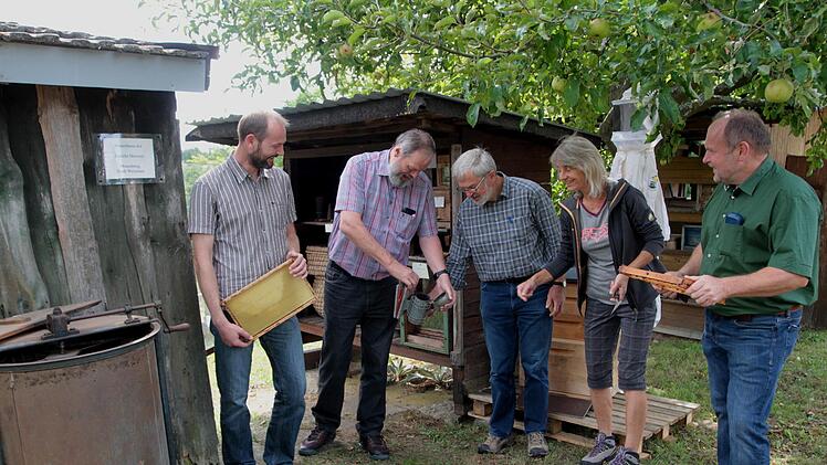 Das Vorstandsteam des Imkervereins Kirchlauter mit Matthias und Dieter Adrian, Rudi Hölzel, Silvia Utter und Reinhold Stöhr (von links) gab  Einblicke in die Imkerei.