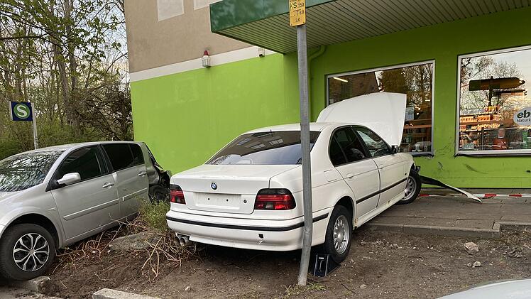 Fahrzeug war nicht zugelassen: Auto f&auml;hrt in Hauswand von Lebensmittelladen