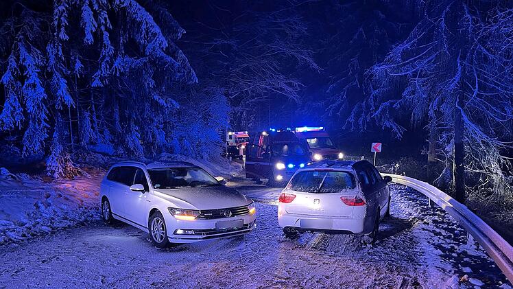 Gl&auml;tte-Unfall in Schwarzenbach am Wald: Auto schleudert in Gegenverkehr - Kinder in beiden Fahrzeugen