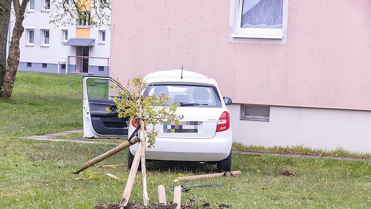 Auto f&auml;hrt Stromverteilerkasten um und kracht gegen Hauswand