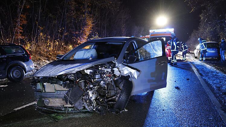 Frontalzusammenstoß auf der Staatstraße 2409 im Landkreis Fürth:  Zwei Personen verletzt