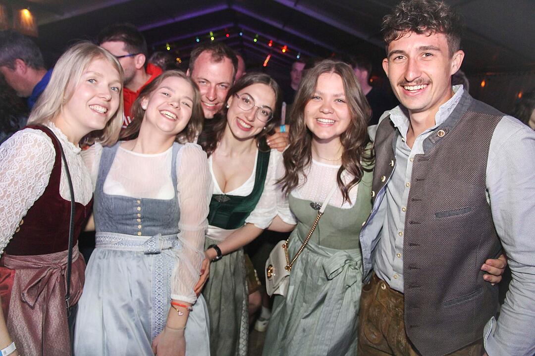 Dirndl vs. Lederhosen