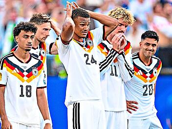 So sehen Verlierer aus: Das DFB-Team um (von links) Nathaniel Brown, Leon Goretzka, Malick Thiaw, Nick Woltemade und Nadiem Amiri scheitert an Paraguay.Tom Weller, dpa