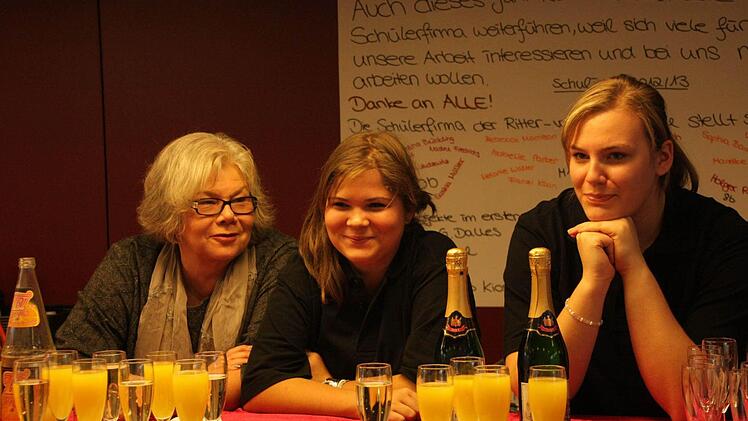 Hier mit Lehrerin Beate Henke-Glab (links)