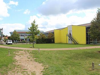 Über diese gelbe Wand wird das neue Kinderhaus an die bestehende Grundschule angedockt. Foto: Andreas Dorsch