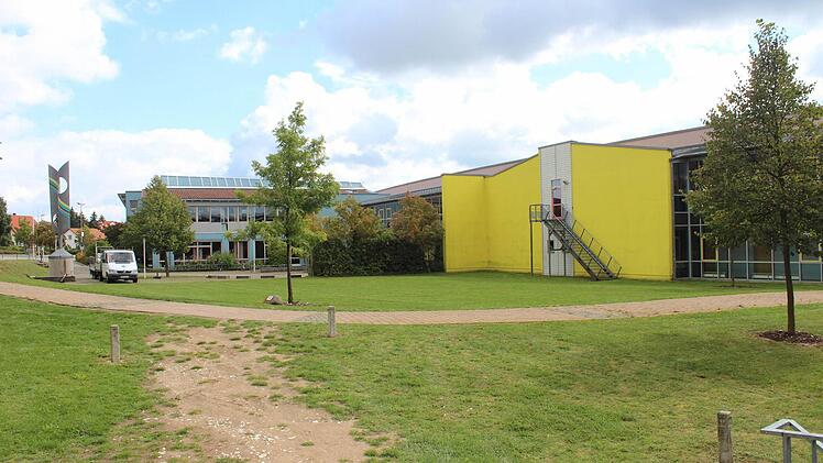 Über diese gelbe Wand wird das neue Kinderhaus an die bestehende Grundschule angedockt. Foto: Andreas Dorsch