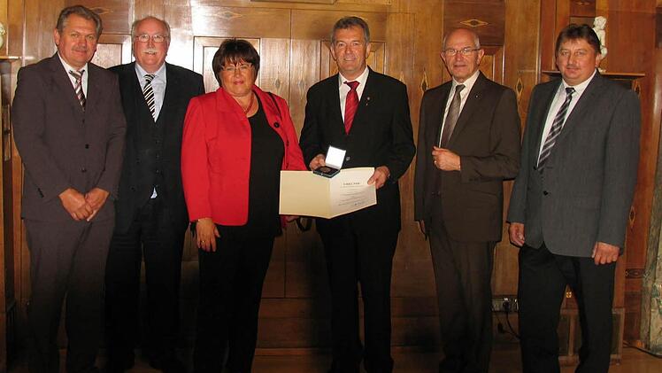 Gruppenbild von der Verleihung in Bayreuth: Pommersfeldens 2. Bürgermeister Helmut Schleicher, Regierungspräsident Wilhelm Wenning, Becks Ehefrau Irene, Bürgermeister Hans Beck, Bezirkstagspräsident Günther Denzler, Pommersfeldens 3. Bürgermeister Edgar Frischmann