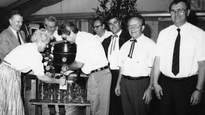 Bieranstich 1990: Da legt Reiner Baumann (†) Hand an, OB Erich Stammberger (†) lässt ihm als Platzhirsch den Vortritt; rechts Peter Domes (†) von der Reichelbräu und links daneben "Siedlerbürgermeister" Robert Sittig.