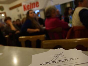 Stromtrassengegner versammeln sich zur Gründung einer Bürgerinitiative. Fotos: Arkadius Guzy