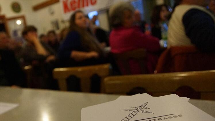 Stromtrassengegner versammeln sich zur Gründung einer Bürgerinitiative. Fotos: Arkadius Guzy