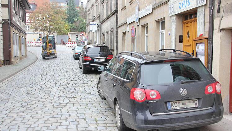 Obwohl absolutes Halteverbot - siehe Schild links - ausgeschildert war, wurde munter in der Strau geparkt.
