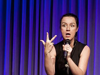 Mit ihrem Programm "Von Kopf bis Fuß auf Lieder eingestellt" begeisterte Anja Lenßen. Fotos: Jochen Berger