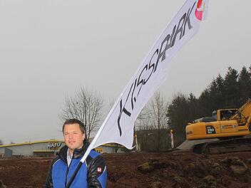 Auf der Baustelle schwenkt Frank Sterrmann schon einmal die Kisspark-Flagge. Foto: Thomas Mäuser