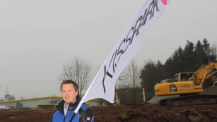 Auf der Baustelle schwenkt Frank Sterrmann schon einmal die Kisspark-Flagge. Foto: Thomas Mäuser