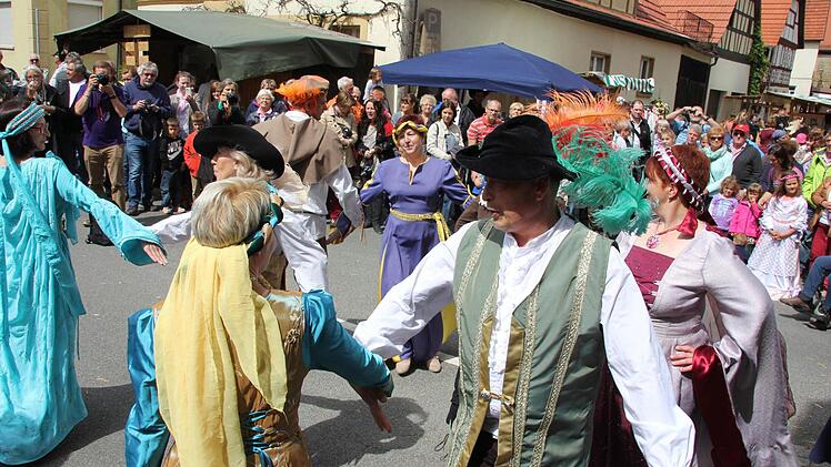Ein Tanz der Altensteiner eröffnete das Fest. Foto: Ralf Kestel