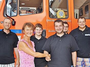 Bürgermeisterin Christine Frieß gratulierte Michael Knorr (vorne), (dahinter nach links) Bastian Kornitzky und Daniel Kreutzer zum Führerschein. Den Glückwünschen schlossen sich auch Kommandant André Grothues (links) und sein Stellvertreter Michael Kannengießer (re.) an.