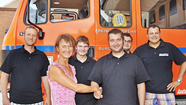 Bürgermeisterin Christine Frieß gratulierte Michael Knorr (vorne), (dahinter nach links) Bastian Kornitzky und Daniel Kreutzer zum Führerschein. Den Glückwünschen schlossen sich auch Kommandant André Grothues (links) und sein Stellvertreter Michael Kannengießer (re.) an.