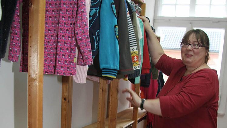 Angelika Hermann ist im Team, das den Second Hand-Verkauf organisiert. Foto: Sonja Adam