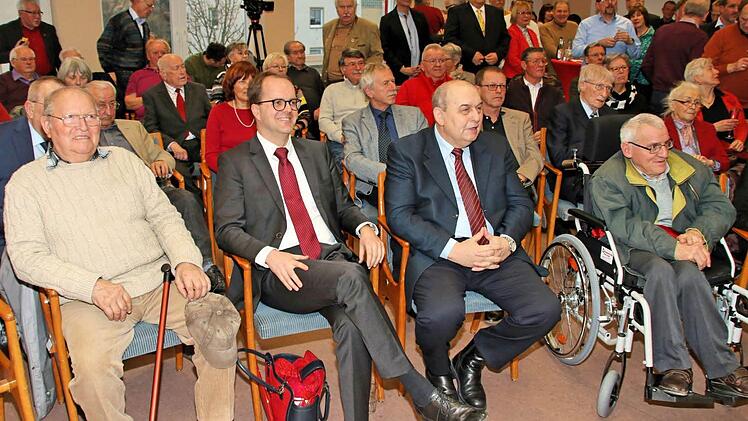 Zahlreiche Gäste kamen zum Neujahrsempfang der SPD im Landkreis Bad Kissingen. Festredner war der Fraktionsvorsitzende im bayerischen Landtag Markus Rinderspacher (rechts). Er war für den erkrankten SPD-Landesvorsitzenden Michael eingesprungen. Foto: Dieter Britz