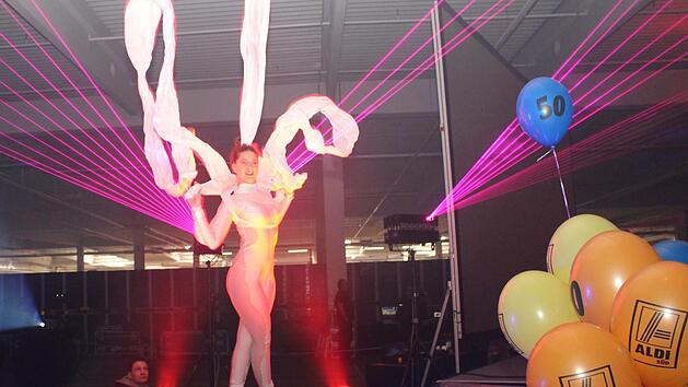 Die Lasershow war eine der Attraktionen beim Aldi-Jubil&auml;um in Adelsdorf. Foto: Evi Seeger