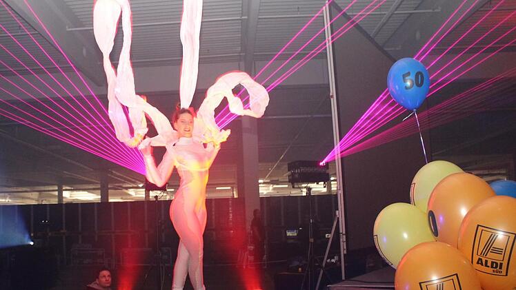 Die Lasershow war eine der Attraktionen beim Aldi-Jubiläum in Adelsdorf. Foto: Evi Seeger