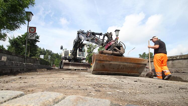 Sobald das alte Erdreich abgetragen ist, wird Mineralbeton als Frostschutzschicht aufgetragen. Darüber kommt eine Schicht Pflastersplitt, auf der dann der neue Straßenbelag Halt finden soll.