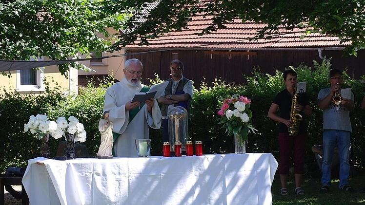 Diakon Winfried Beck leitete die Andacht vor der Werberger Stube. Foto: Steffi Elm